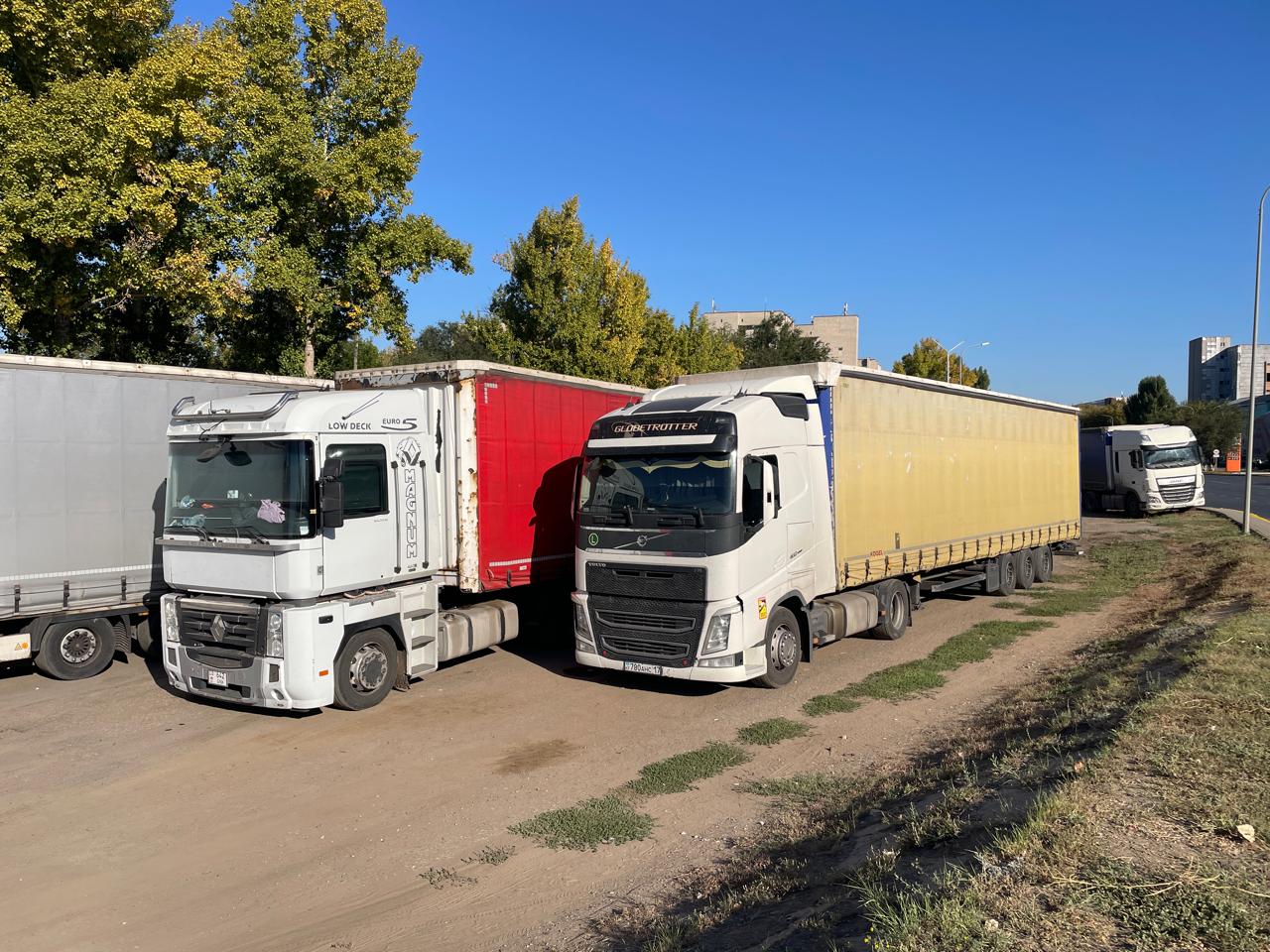 Фуры с российским грузом задержали в Уральске: один большегруз «вскрыли» на СВХ